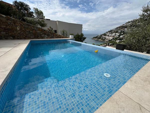 A la foto es mostra l'objecte Preciosa casa con piscina desbordante y vistas al mar situat a la ciutat de Roses.