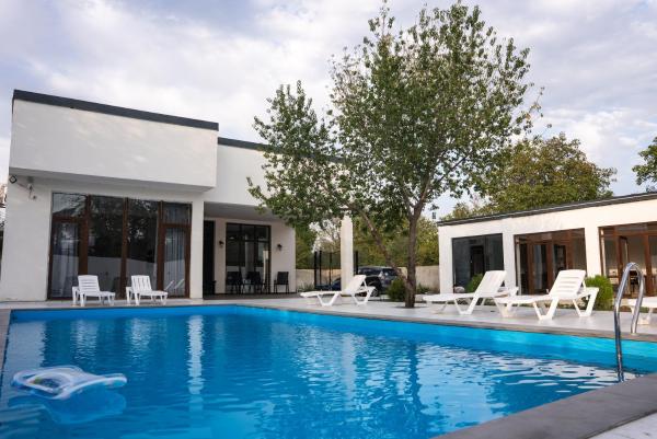Na fotografii je vidět objekt Mukhrani Villa Private Pool Near Tbilisi nacházející se ve městě Kaspi.