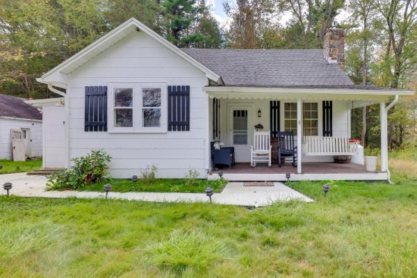 A la foto es mostra l'objecte Private Hot Tub Poconos Babbling Brooke Cottage situat a la ciutat de Blakeslee.