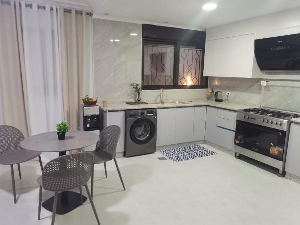 På billedet ses objektet 2 Master Bedroom Deluxe Apartment Queen Alia Airport Families Women ONLY beliggende i byen Amman.