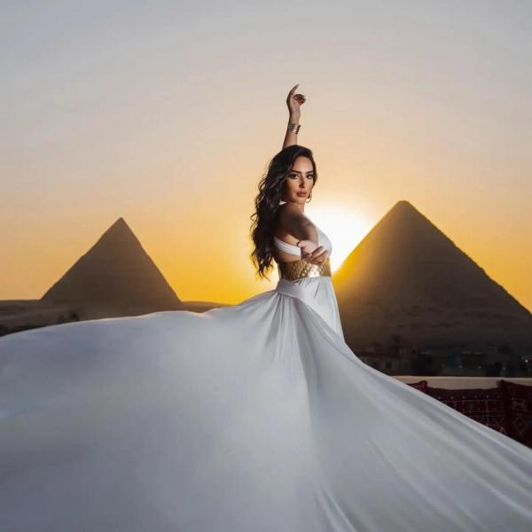 A la foto es mostra l'objecte grand Golden Pyramids view situat a la ciutat de El Caire.