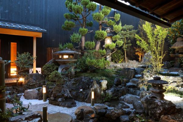 The photo shows the The Tenpō located in the city of Kyōto.