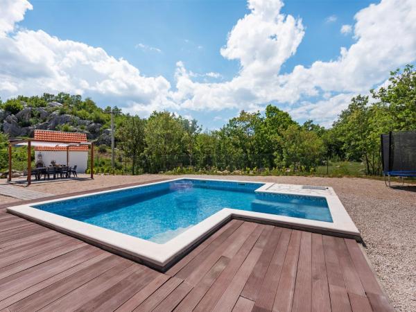 Na zdjęciu widoczny jest obiekt Villa in Neoric with Pool and Bubble Bath położony w mieście Neorić.