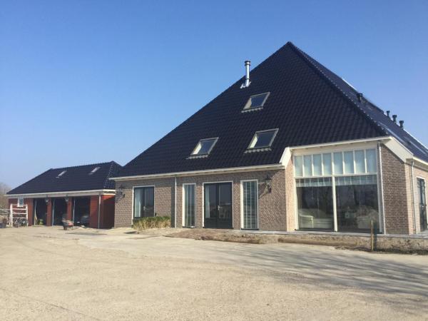 Na foto é possível ver o objeto Boerderij de Waard localizado na cidade de Anna Paulowna.