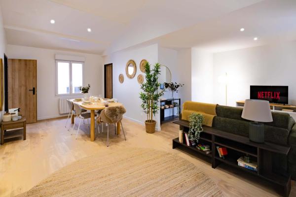 A la foto es mostra l'objecte 2P moderne proche Paris 4 pers situat a la ciutat de Saint-Denis.