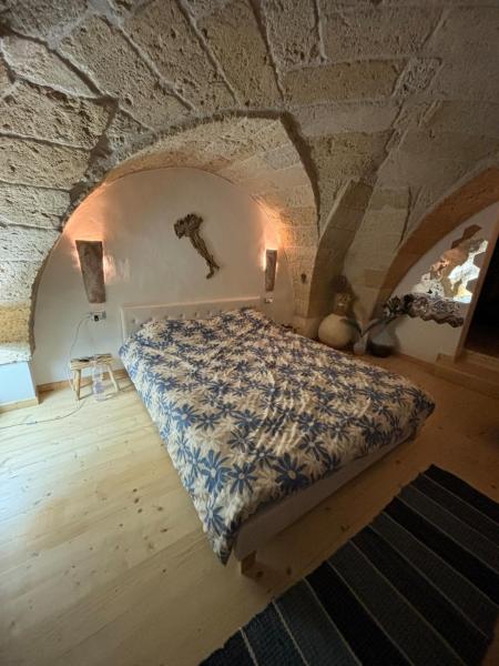 A la foto es mostra l'objecte Lu sule atypique proche Gallipoli situat a la ciutat de Matino.