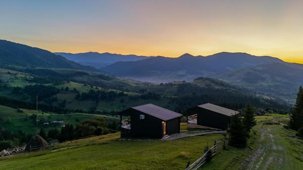 The photo shows the AFTERGLOW verkhovyna located in the city of Iltsi.