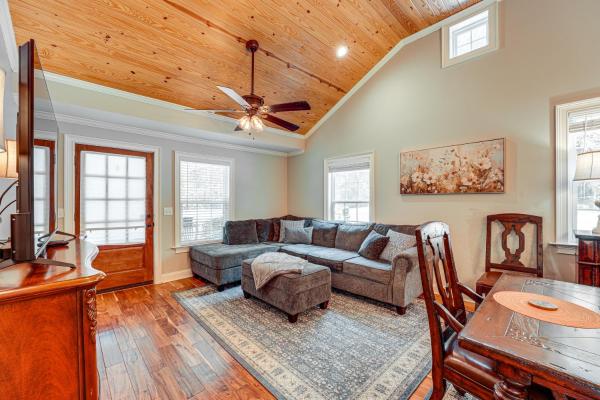 Peaceful Home W/ Porch & Yard, 5 Mi To Rome! - Darlington, SC