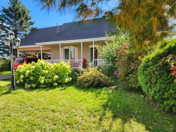 På bildet vises objektet Saguenay-Lac-Saint-Jean Getaway 3-Bedroom Holiday Cottage with Garden View som ligger i byen Canton-Bégin.