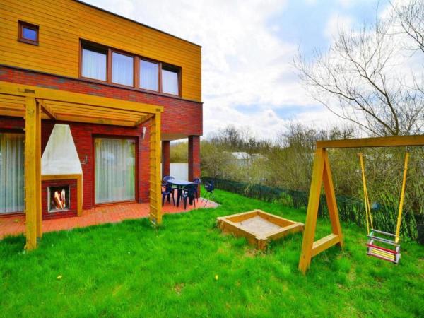 På bildet vises objektet Holiday home with garden, close to the beach som ligger i byen Sarbinowo.