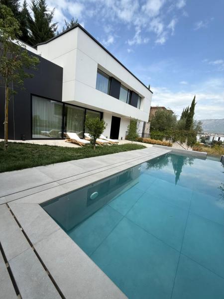 Op de foto is het object Luxury Villa Silente te zien, gelegen in de stad Petrelë.