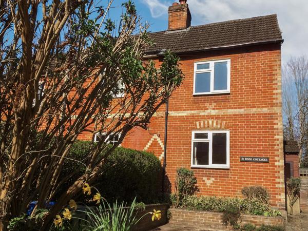 A la foto es mostra l'objecte 5 Rose Cottages situat a la ciutat de Crowthorne.