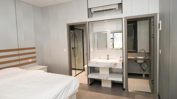 写真にはBan Pho Touane市にあるJUNWEI HOTElが写っています。
