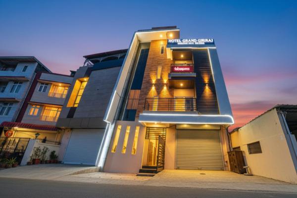 Na fotografii je vidět objekt FabHotel Grand Giriraj nacházející se ve městě Indaur.