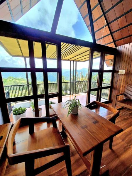 På billedet ses objektet Mount Lux Villa beliggende i byen Devāla.