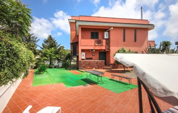 På bilden syns objektet 2 Bedroom Awesome Home In Pozzuoli som ligger i staden Monterusciello.