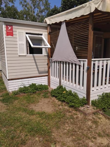 Na fotografii je vidět objekt MOBIL HOME l'IRIS nacházející se ve městě Sérignan.