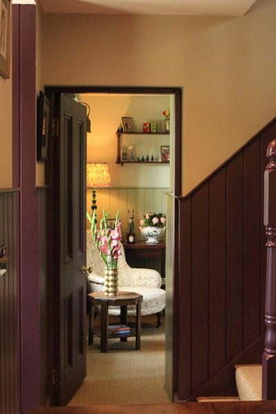Op de foto is het object 100 year old family farmhouse te zien, gelegen in de stad Oldcastle.