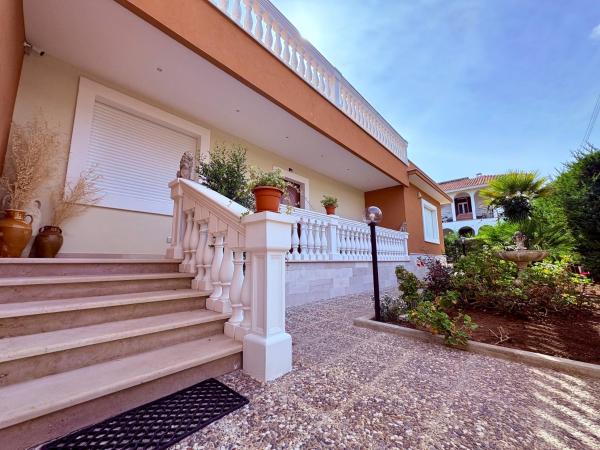 A la foto es mostra l'objecte Villa Raffaele situat a la ciutat de Trani.
