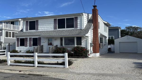 På bilden syns objektet Nicely Updated Single Family Home In North Beach Haven That Accepts Pets! Close To The Beach And All Beach Haven Attractions som ligger i staden North Beach Haven.