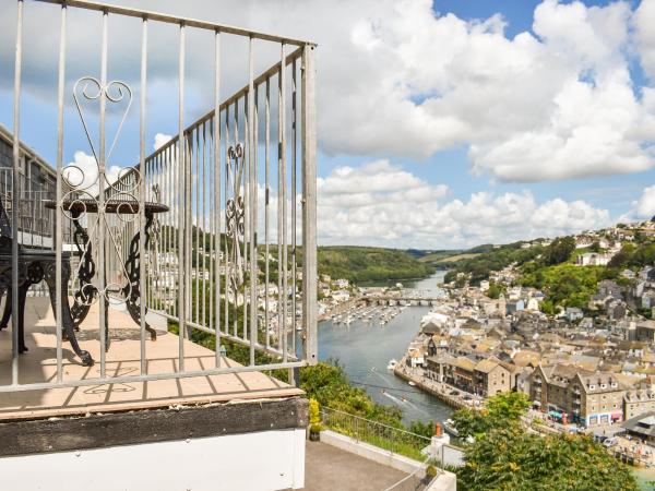 På bildet vises objektet The Dawn som ligger i byen Looe.