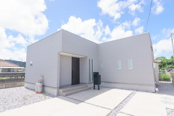 A la foto es mostra l'objecte Burikina Terrace K situat a la ciutat de Nago.