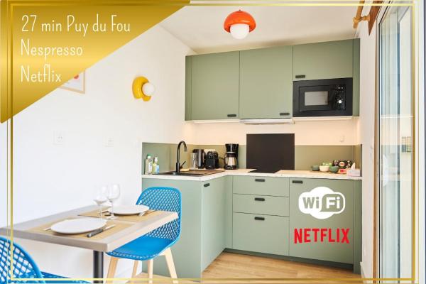 A la foto es mostra l'objecte Les Deux Estrades Confort, Panache et Netflix situat a la ciutat de Cholet.