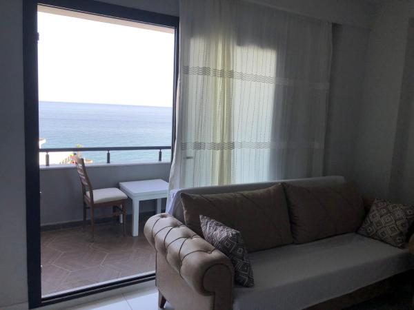 Na fotografii je vidět objekt Çakıl suit otel restaurant nacházející se ve městě Limonlu.