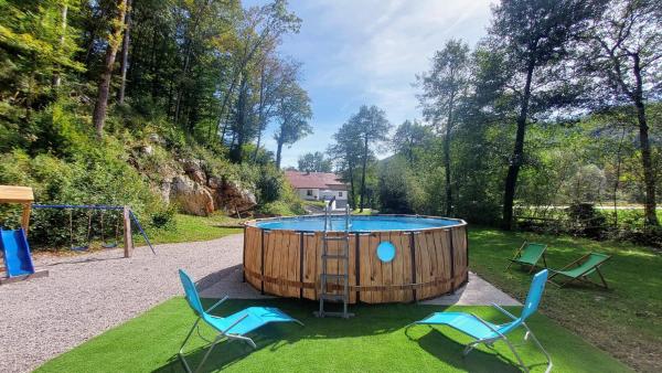 Nella foto è visibile l'oggetto Creekside House with pool situato nella città di Rob.