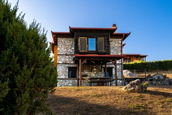 A la foto es mostra l'objecte Kleio situat a la ciutat de Elatochori.