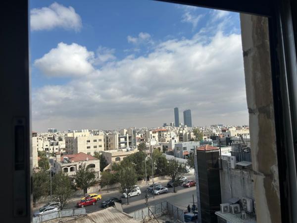 På billedet ses objektet One bedroom apartment in the heart of west Amman beliggende i byen Amman.
