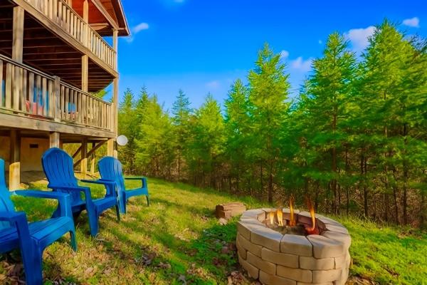 A la foto es mostra l'objecte Little Cub Cabin I Spacious Exquisite View 3 King Hot Tub & BBQ situat a la ciutat de Sevierville.