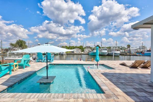 Hernando Beach Gulf Access, Dock & Heated Pool - Hernando Beach, FL