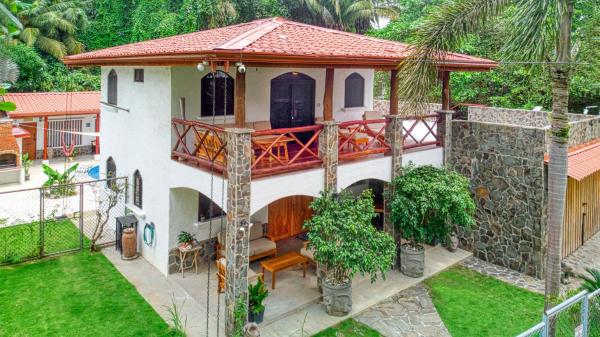 The photo shows the Casa Mariposa located in the city of Esterillos.