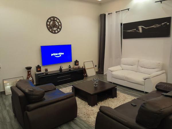 Nella foto è visibile l'oggetto Furnished available balcony with lake view situato nella città di Cococodji.