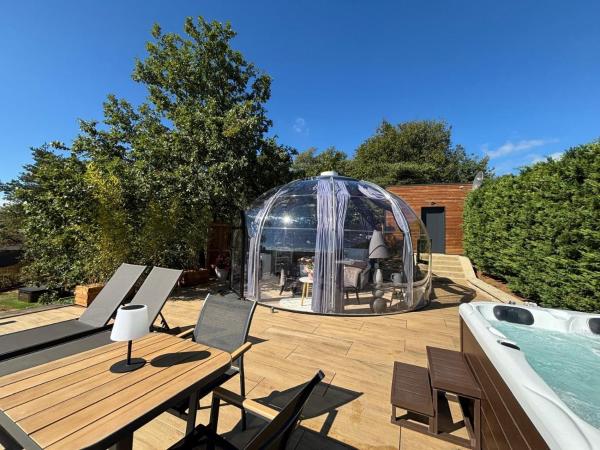 Nella foto è visibile l'oggetto Bulle StelléA 26 m2, SPA Privatif au domaine CollinéA situato nella città di Margès.