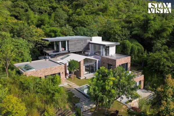 A la foto es mostra l'objecte StayVista's Ikebana - Living By The Forest Edge - Mountain-view Villa with Infinity Pool, Lawn, & Indoor-Outdoor Games situat a la ciutat de Rāma.