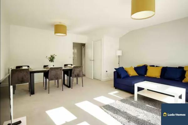 Na zdjęciu widoczny jest obiekt Long Term Stays - Close to amenities - Sleeps 8 - wParking położony w mieście Reading.