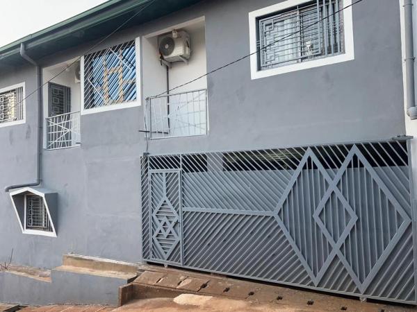 Na zdjęciu widoczny jest obiekt Les appartements meublés BELLE & BEAU à Yaoundé derrière la mosquée położony w mieście Jaunde.