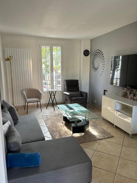 A la foto es mostra l'objecte Maison moderne avec jardin espace télétravail situat a la ciutat de Bobigny.