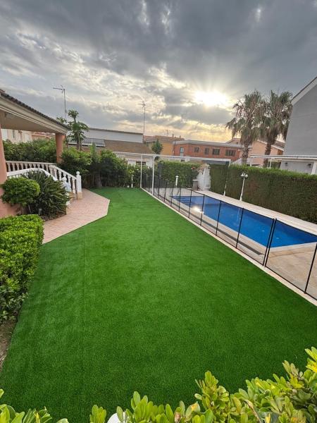 På billedet ses objektet Chalet en la playa con piscina privada y jardín beliggende i byen Sueca.