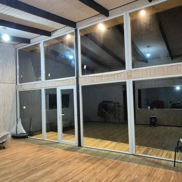 A la foto es mostra l'objecte Mirador Isla Huelmo situat a la ciutat de Llanquihue.