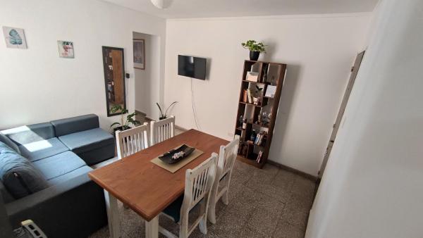 A la foto es mostra l'objecte Confortable departamento a metros de la peatonal situat a la ciutat de Santa Fe.