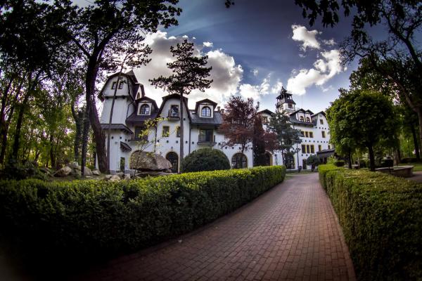 Na zdjęciu widoczny jest obiekt Hotel Maria położony w mieście Nowina.