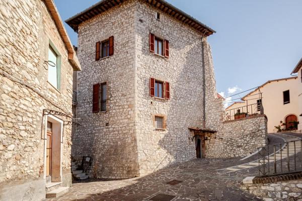På billedet ses objektet Il Torrione di Montefranco beliggende i byen Montefranco.