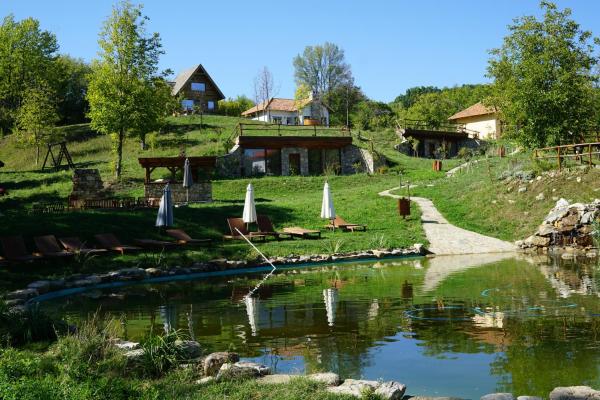 Na foto é possível ver o objeto Eko Zaseok Brana localizado na cidade de Rekovac.