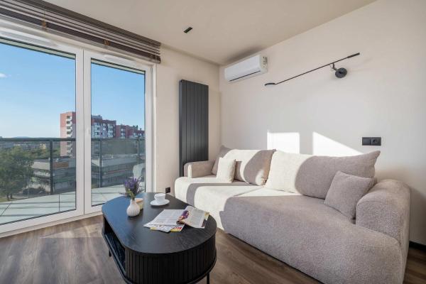 写真にはコビウル市にあるAir Conditioned Studio with Mountain View, Parking and Balcony by Noclegi Rentersが写っています。