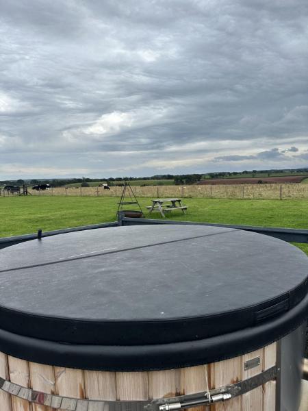 Foto 9: Unit 0 - Fully Serviced All Weather Pitch with Hot Tub
