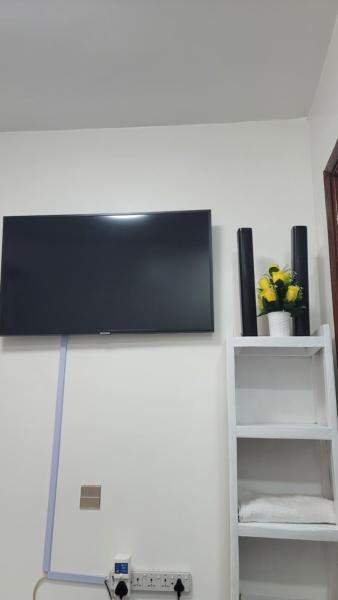 The photo shows the Jakima studios Ruaka located in the city of Yamogo.