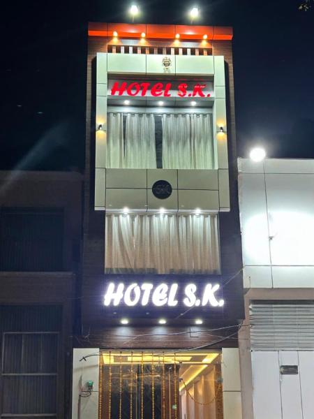 Na fotografii je vidět objekt Hotel S K nacházející se ve městě Misrikh.